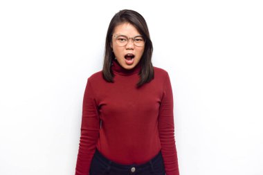Genç Asyalı güzel kadınların beyaz arka planda izole edilmiş kırmızı gömlekleri ve bağırışları.