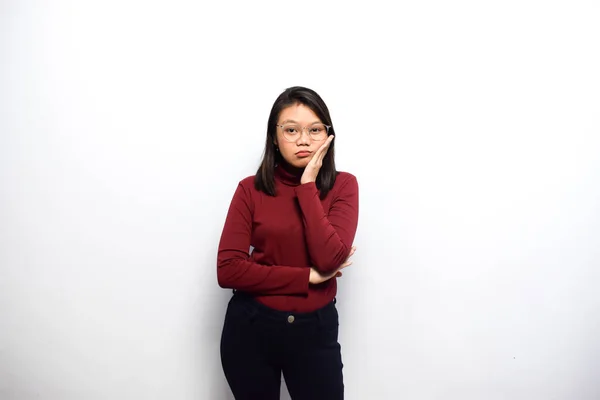 Gesto Aburrido Jóvenes Hermosas Mujeres Asiáticas Vestido Camisa Roja Aislada —  Fotos de Stock