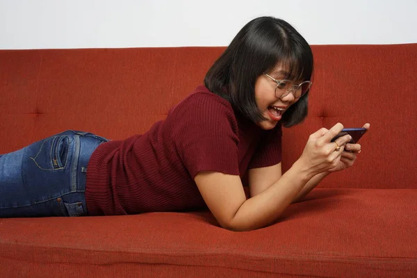 Mooi Aziatisch Meisje Dragen Rood Shirt Blauwe Jeans Spelen Mobiel — Stockfoto