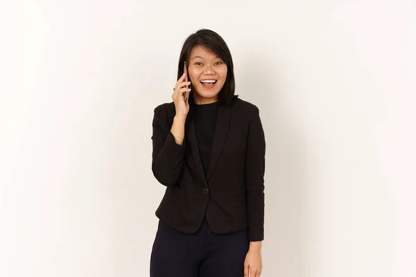 Mooie Aziatische Vrouw Dragen Zwart Pak Praten Mobiele Telefoon Met — Stockfoto