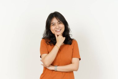 Beyaz arka planda turuncu tişört giyen güzel Asyalı kadın.