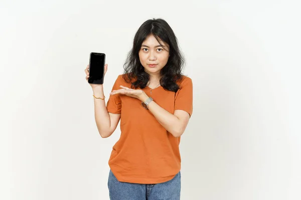 Gyönyörű Ázsiai Viselő Orange Color Shirt Holding Okostelefon Bemutató Vagy — Stock Fotó