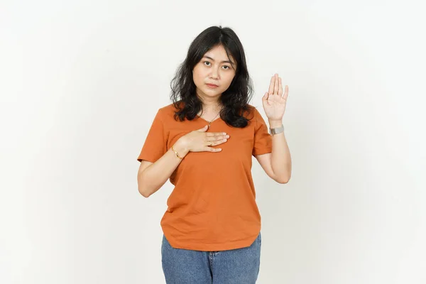 오렌지 셔츠를 배경에서 고립된 몸짓을 아름다운 아시아 — 스톡 사진