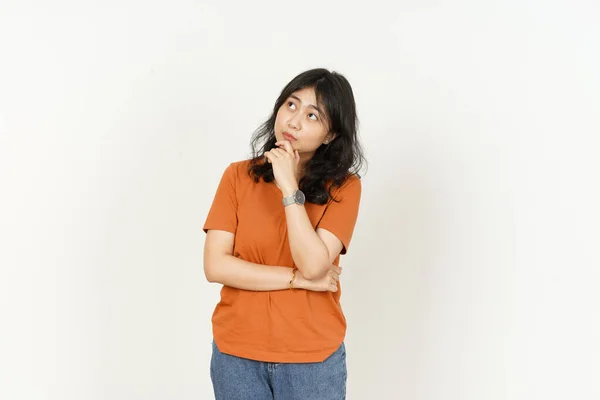 Mooie Aziatische Vrouw Dragen Oranje Kleur Shirt Denken Gebaar Geïsoleerd — Stockfoto
