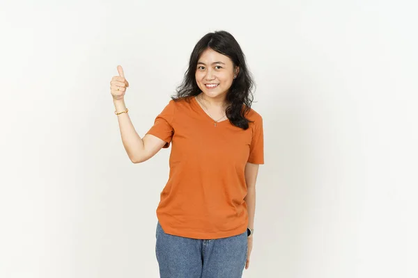 오렌지 셔츠를 아름다운 아시아 배경에서 몸짓으로 엄지손가락을 내보이고 — 스톡 사진