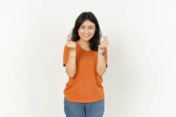 오렌지 셔츠를 아름다운 아시아 백지에 고립된 손가락 심장을 — 스톡 사진