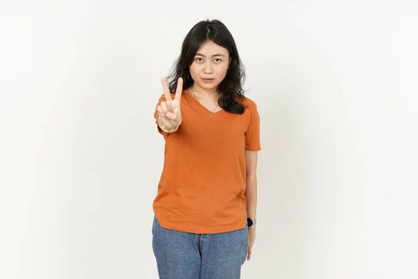 オレンジ色のTシャツを着た美しいアジア人女性が白い背景に2本の指を孤立させる — ストック写真