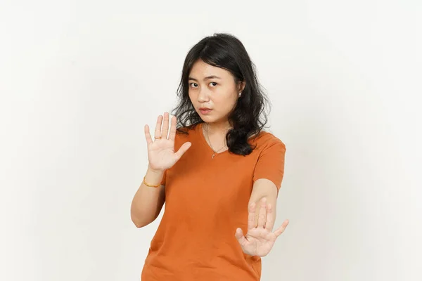 Schöne Asiatin Mit Orangefarbenem Shirt Stop Hand Geste Isoliert Auf — Stockfoto