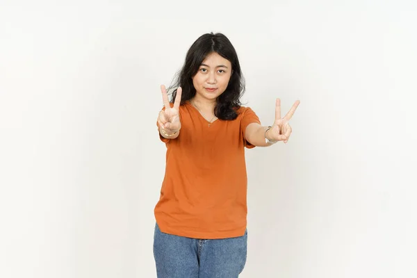 오렌지 셔츠를 아름다운 아시아 평화를 주거나 승리의 백지에 고립되어 — 스톡 사진