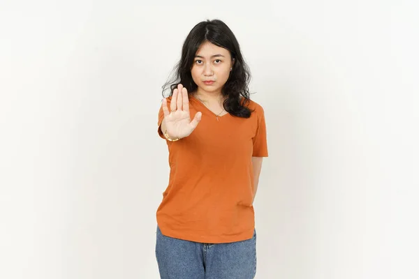 オレンジ色のTシャツを着て美しいアジアの女性ストップハンドジェスチャー白の背景に隔離 — ストック写真
