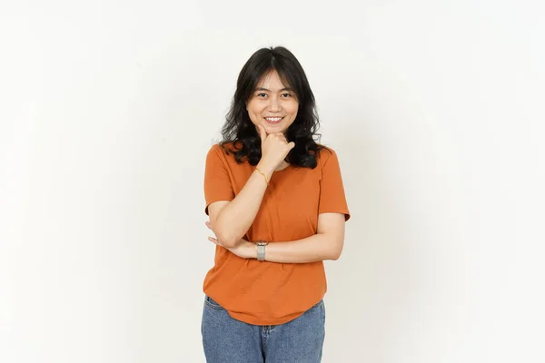 白い背景にオレンジのTシャツを着た美しいアジア人女性 — ストック写真