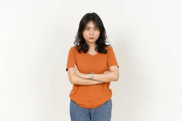 オレンジ色のTシャツを着た美しいアジア人女性が腕を交差させ 白い背景に孤立した怒りの表情 — ストック写真