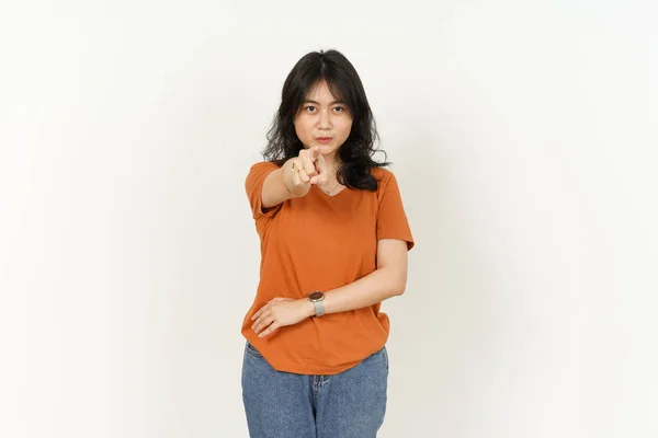 오렌지 셔츠를 아름다운 아시아 여성하얀 배경에서 고립되어 당신을 — 스톡 사진