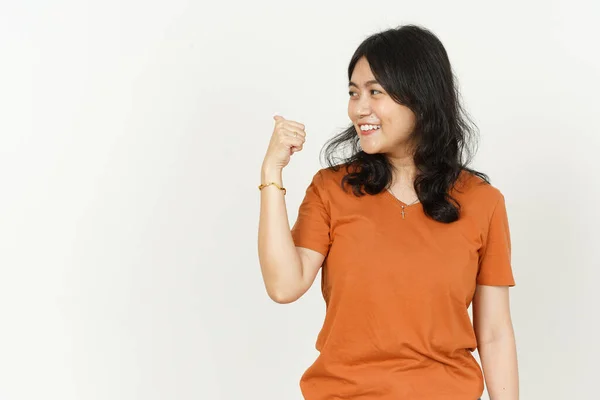 オレンジ色のTシャツを身に着けている美しいアジアの女性白の背景に隔離された製品を表示し — ストック写真
