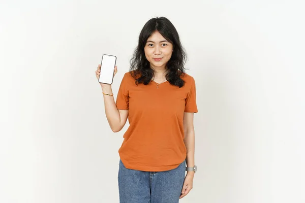 Mooie Aziatische Vrouw Dragen Oranje Kleur Shirt Holding Smartphone Tonen — Stockfoto