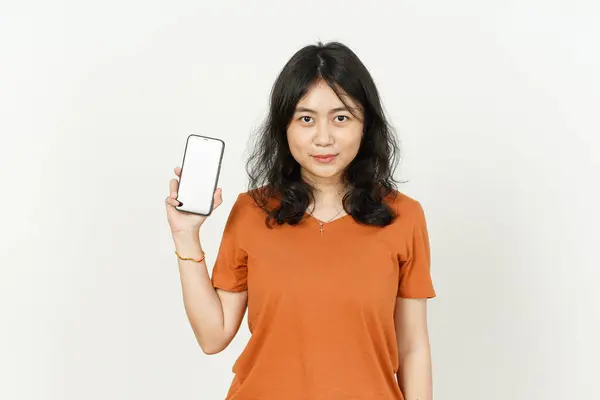 Mooie Aziatische Vrouw Dragen Oranje Kleur Shirt Holding Smartphone Tonen — Stockfoto