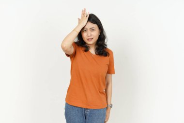 Beyaz arka planda turuncu tişört giyen güzel Asyalı kadının yaptığı bir jesti unut.