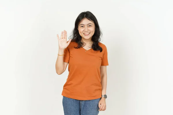 Mão Acenando Saudação Gesto Bela Mulher Asiática Vestindo Laranja Shirt — Fotografia de Stock