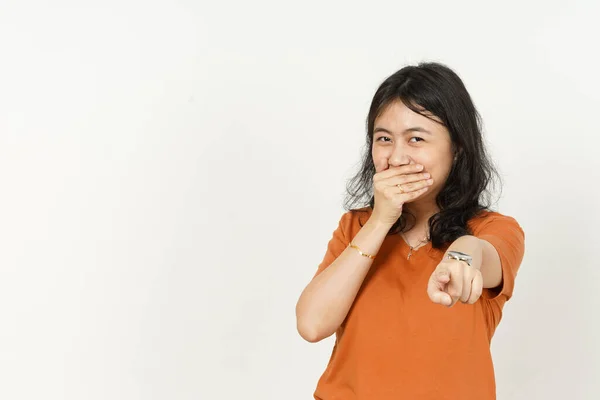 Apontando Para Você Rindo Bela Mulher Asiática Vestindo Camiseta Laranja — Fotografia de Stock