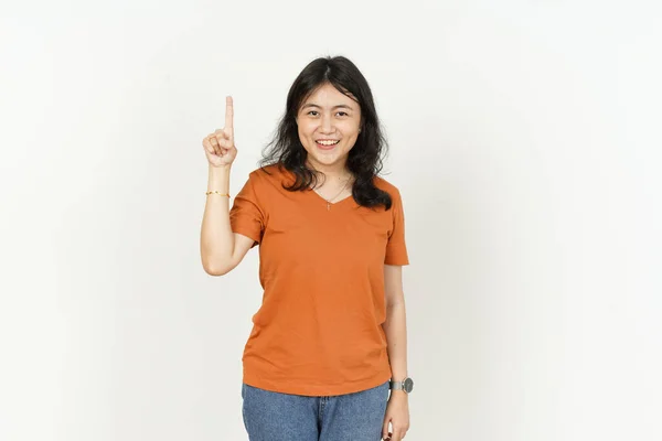 白地にオレンジのTシャツを着た美しいアジア人女性のアイデアを得る — ストック写真