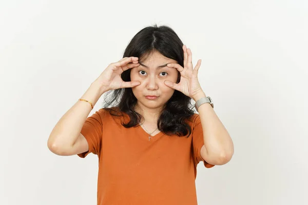 Tentando Abrir Olhos Bela Mulher Asiática Vestindo Camiseta Laranja Isolada — Fotografia de Stock