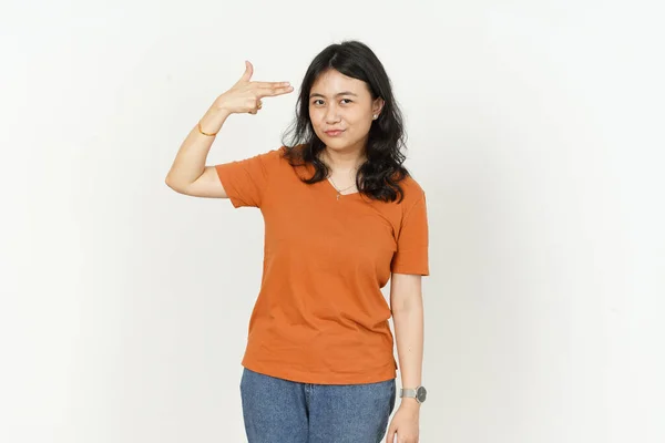 Gun Finger Cabeça Bela Mulher Asiática Vestindo Camiseta Laranja Isolada — Fotografia de Stock