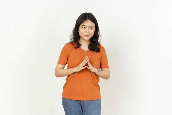 美しいアジアの女性白い背景に隔離されたオレンジのTシャツを着て — ストック写真