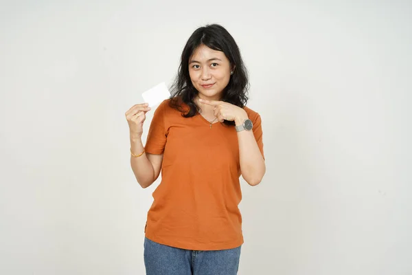 Üres Hitelkártya Megjelenítése Gyönyörű Ázsiai Visel Narancssárga Póló Elszigetelt Fehér — Stock Fotó
