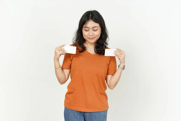 Mostrando Cartão Crédito Branco Bela Mulher Asiática Vestindo Camiseta Laranja — Fotografia de Stock