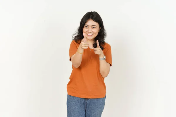 Beyaz Arka Planda Turuncu Tişört Giyen Güzel Asyalı Kadını Işaret — Stok fotoğraf