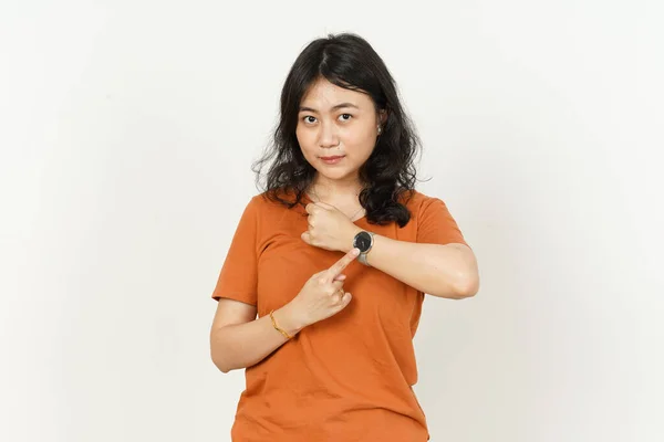 Wijzend Horloge Van Mooie Aziatische Vrouw Dragen Oranje Shirt Geïsoleerd — Stockfoto