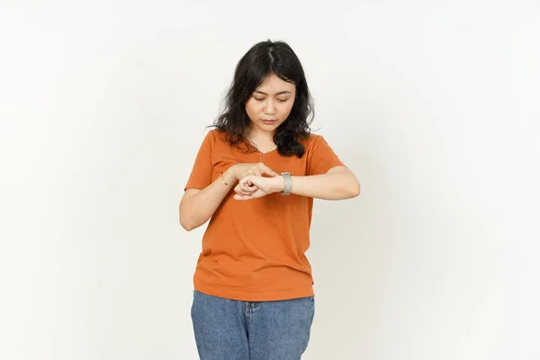 Kijken Naar Het Horloge Van Mooie Aziatische Vrouw Dragen Oranje — Stockfoto