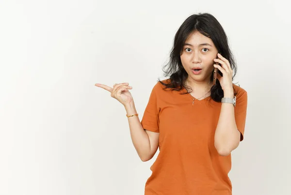Praten Aan Telefoon Wijzen Kant Van Mooie Aziatische Vrouw Dragen — Stockfoto
