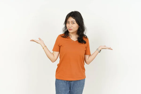 白い背景に孤立したオレンジ色のTシャツを身に着けている美しいアジアの女性の手のひらの上に2つの製品コピースペースを表示 — ストック写真