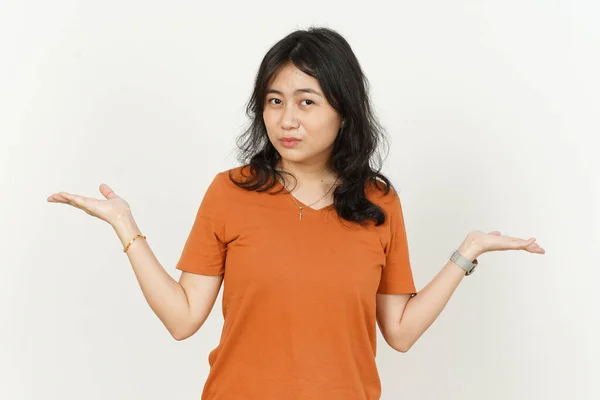 배경에 고립된 오렌지색 티셔츠를 아름다운 아시아인 여성의 스페이스를 — 스톡 사진