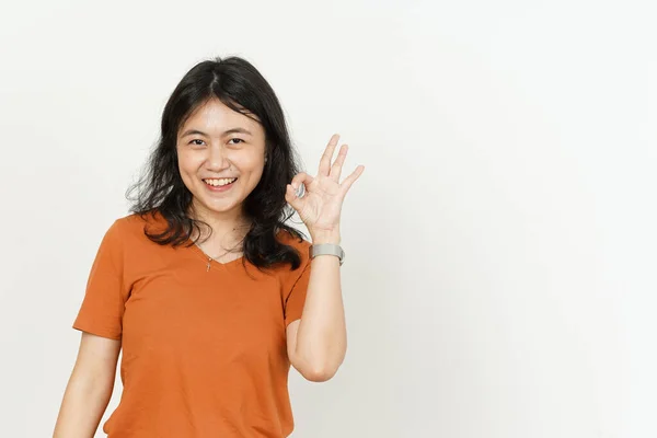배경에 고립된 주황색 티셔츠를 아름다운 아시아 여성의 몸짓에 서명하 — 스톡 사진
