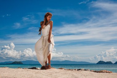 Sahilde güzel genç gelin