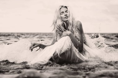 sarışın genç kadın şehvetli Güzellik Portresi. Yumuşak odak.