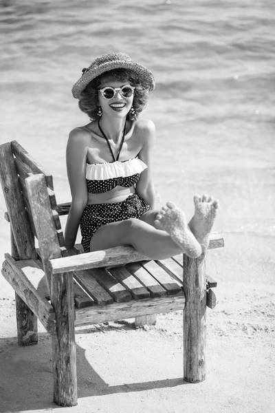 Attractive young woman in bikini on the beach — Stock Photo, Image