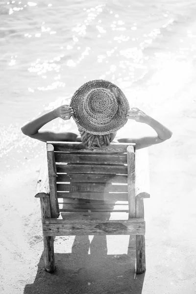 Kolík se dívka na pláži — Stock fotografie