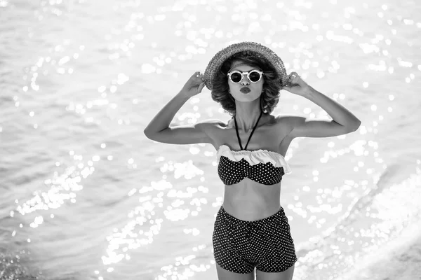 Boldog nyári lány 50-es években fürdőruha a strandon — Stock Fotó