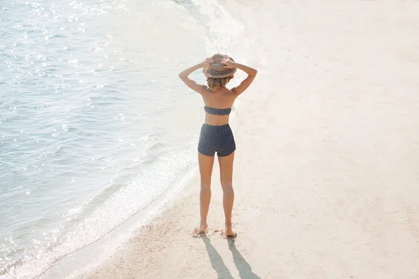 Pin-up lány, az 50-es fürdőruha a strandon — Stock Fotó