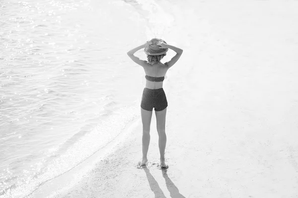 Pin up meisje in 50s zwembroek op het strand — Stockfoto