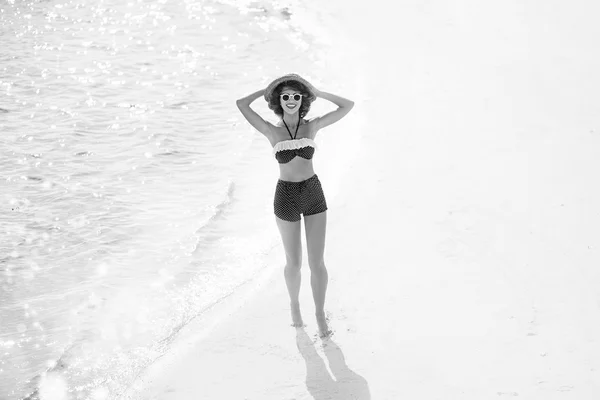 Pin up ragazza in costume da bagno anni 50 sulla spiaggia — Foto Stock