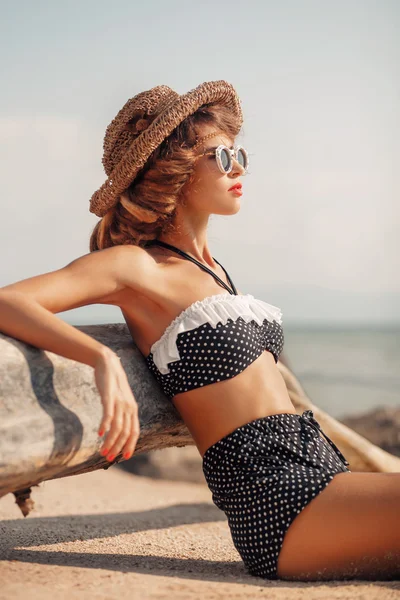 Vonzó fiatal nő a bikini a strandon — Stock Fotó