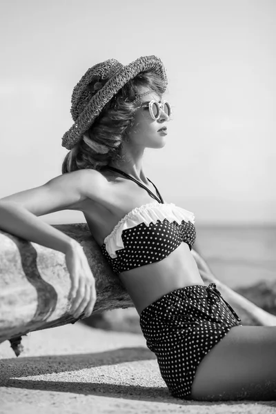 Attractive young woman in bikini on the beach — Stock Photo, Image