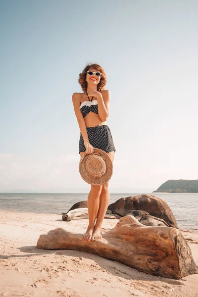 Attraktive junge Frau im Bikini am Strand — Stockfoto