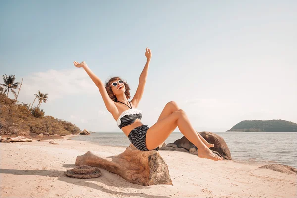 Sahilde bikinili çekici genç kadın