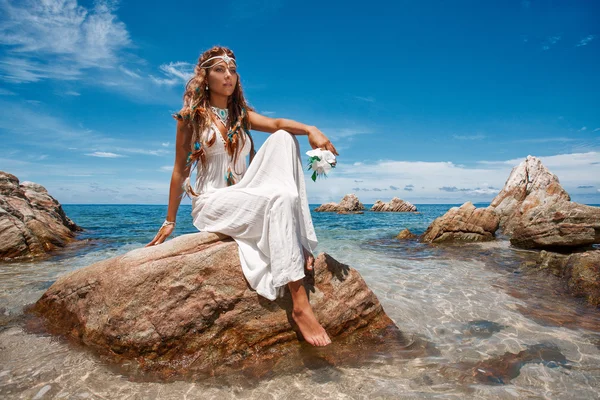 Bela noiva jovem na praia — Fotografia de Stock