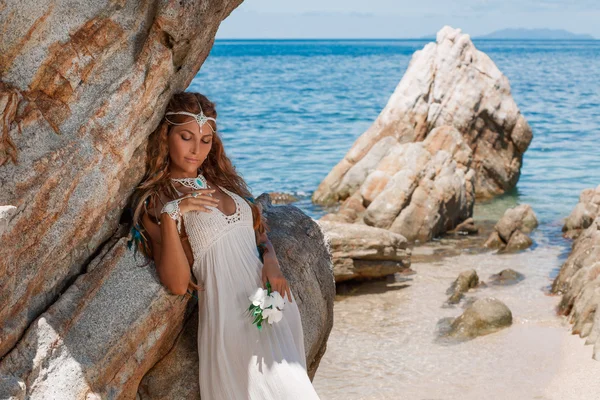Bela noiva jovem na praia — Fotografia de Stock